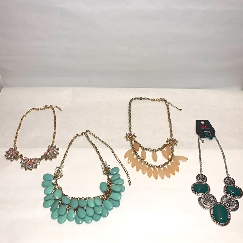 Necklaces lot of 4